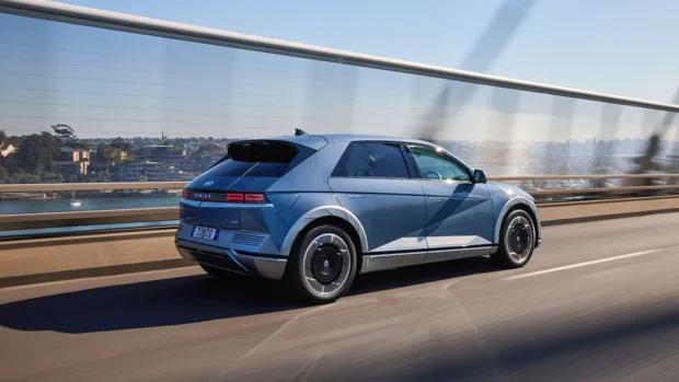 Hyundai Ioniq 5 2022 Australia blue driving