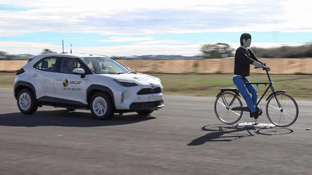 Toyota Yaris Cross 2022 AEB cyclist