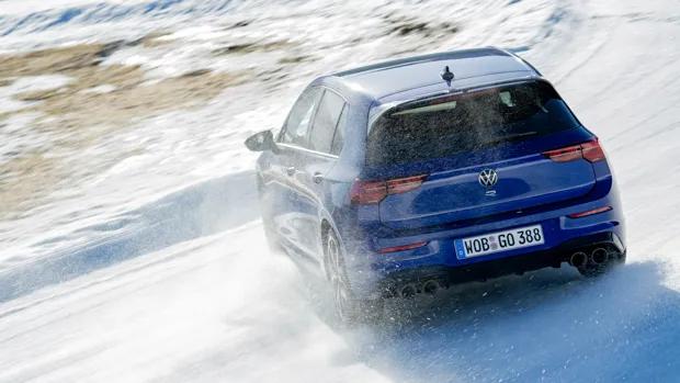 Volkswagen Golf R 2021 rear drift