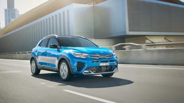 Kia Stonic GT Line 2021 blue driving