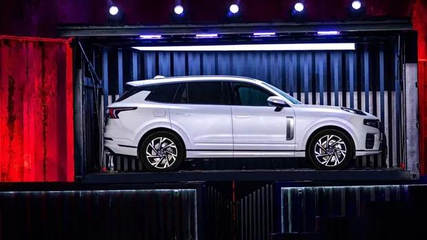 Lynk & Co 09 side