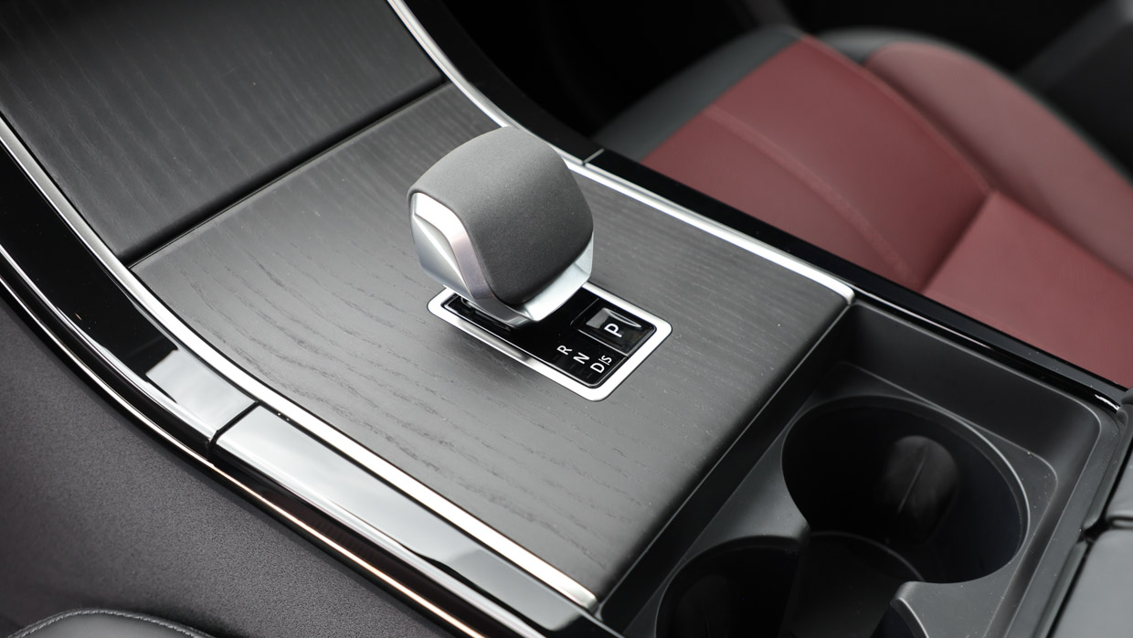 Range Rover Velar P400 2024 shifter
