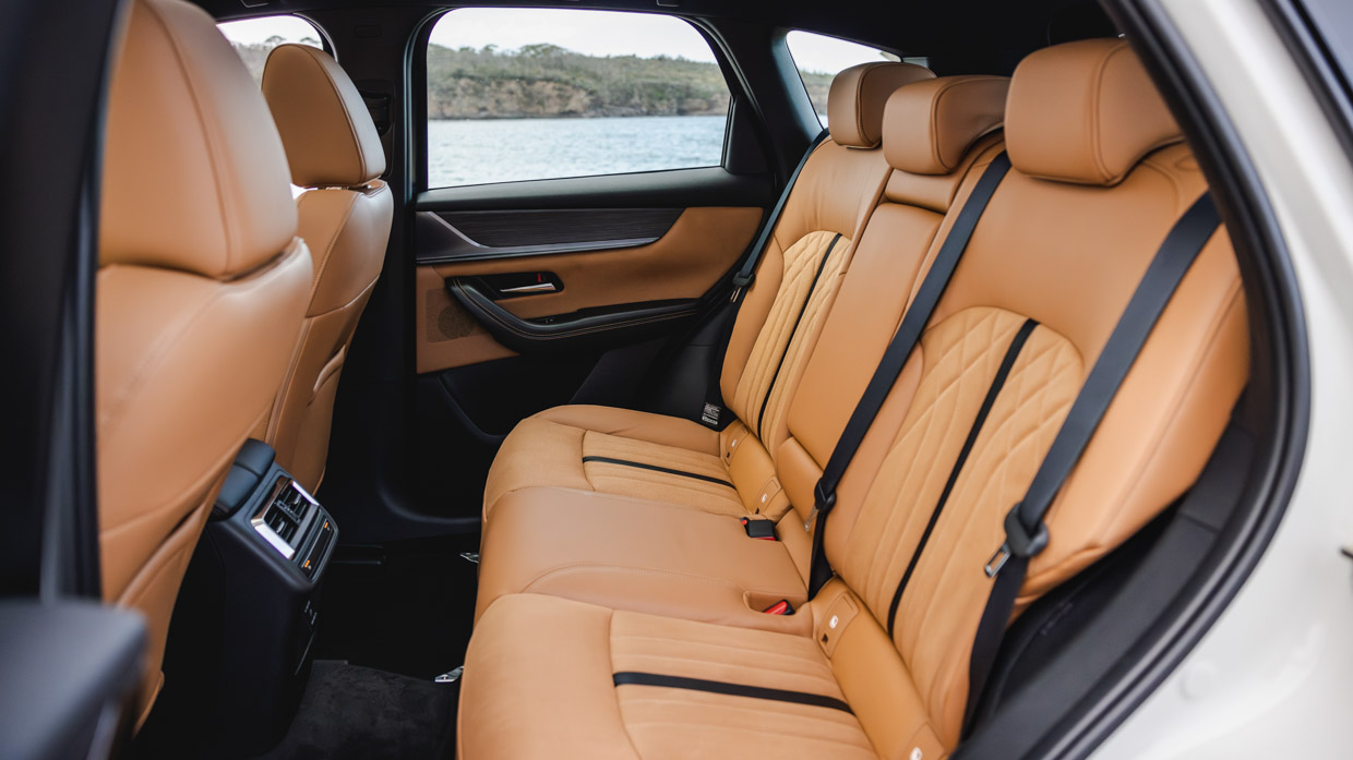 Mazda CX-60 P50E Azami SP 2023 back seats