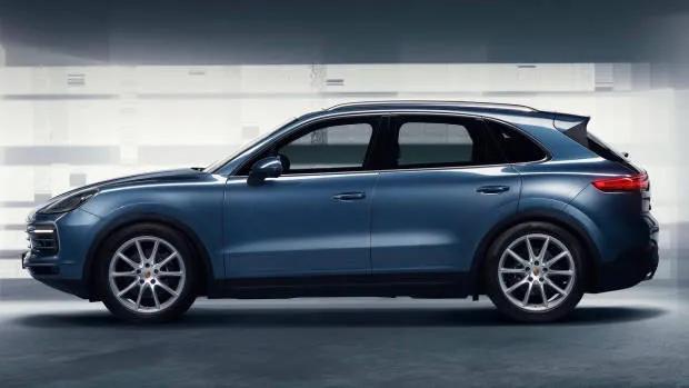 2018 Porsche Cayenne blue side