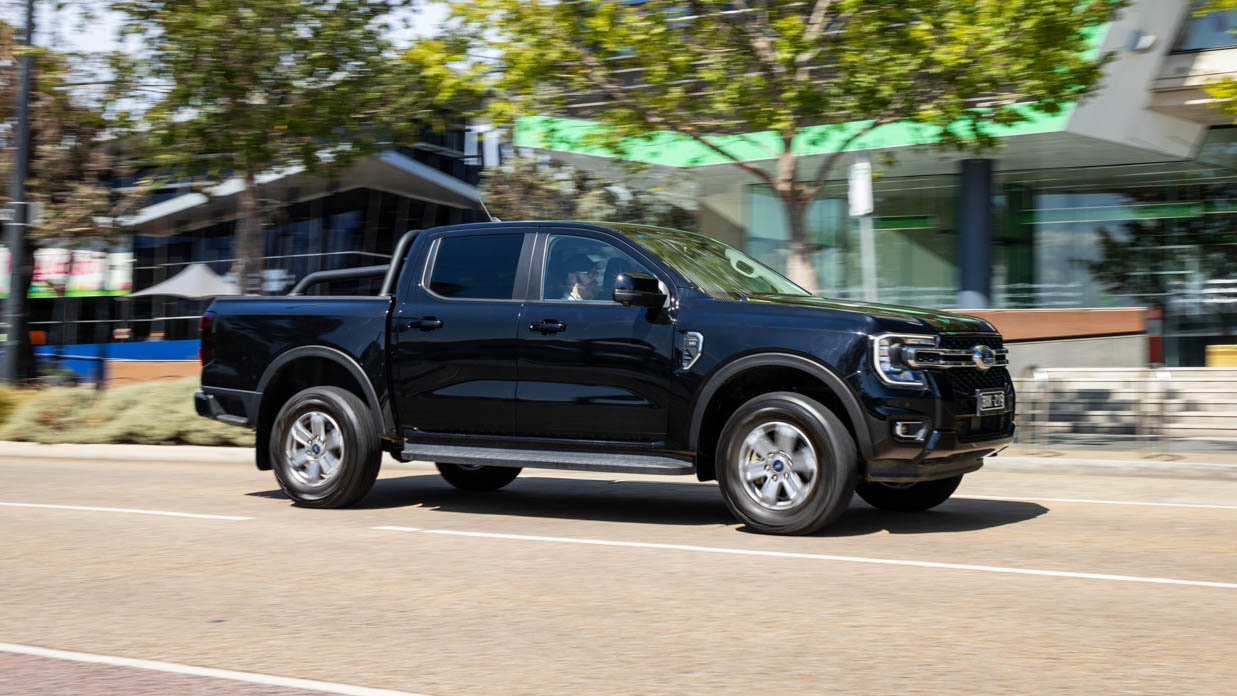 Ford Ranger XLT V6 2024 driving side 3