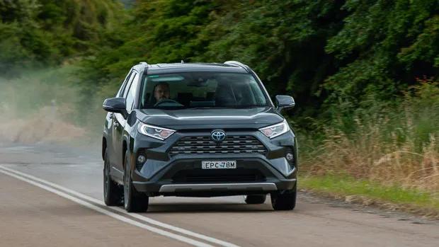 Toyota RAV4 Cruiser 2021 country driving