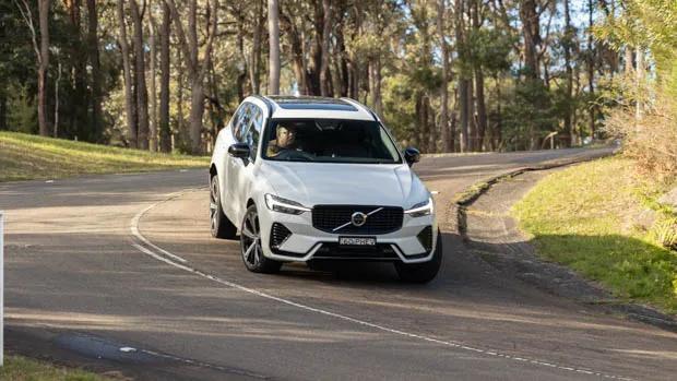 Volvo XC60 Recharge PHEV 2022 driving front 3/4