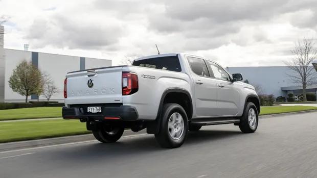 Volkswagen Amarok 2023 Life rear driving