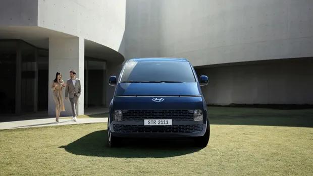 Hyundai Staria 2021 front