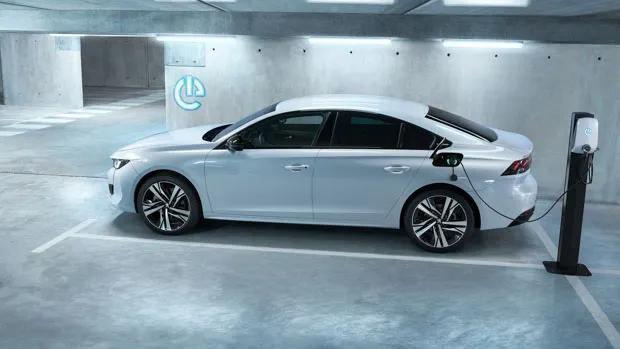 Peugeot_508_Hybrid_2022_charging