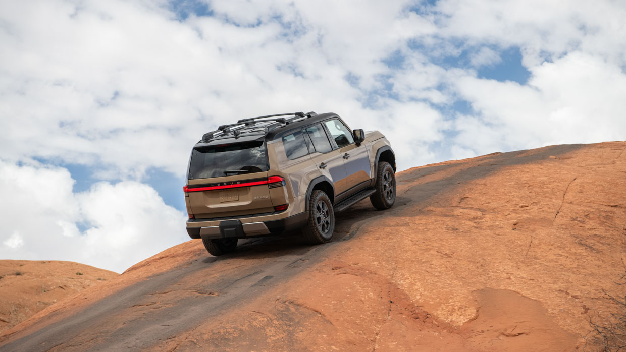 Lexus GX550 Overtrail (US) 2024 driving hill