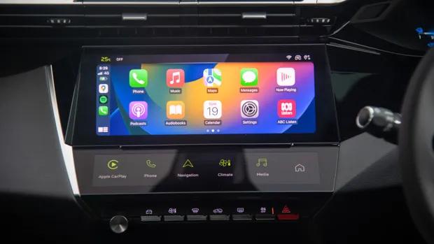 Peugeot 308 GT Sport PHEV 2023 touchscreen