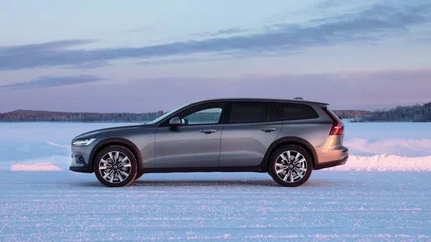 Volvo V60 Cross Country 2022 side profile