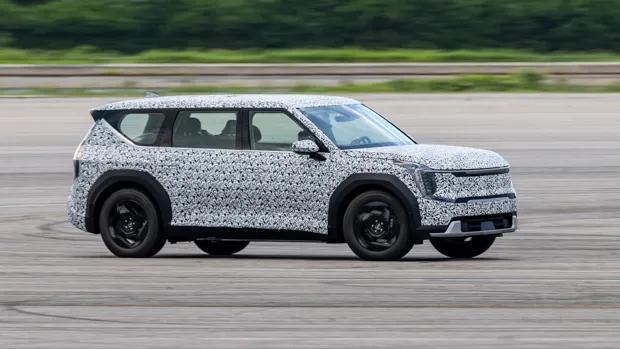 Kia EV9 2022 testing driving