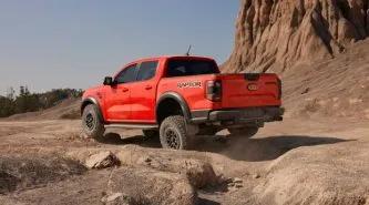 Ford Ranger Raptor 2022 rear rock crawl