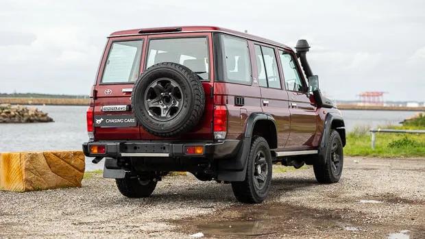 Toyota Land Cruiser 76 Series 2022 rear 3/4