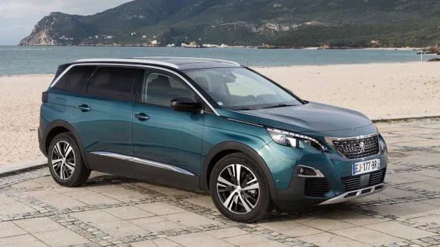 2018 Peugeot 5008 GT-Line green front 3/4 static
