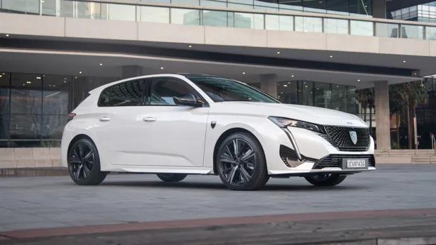 Peugeot 308 GT Sport PHEV 2023 front 3/4 low