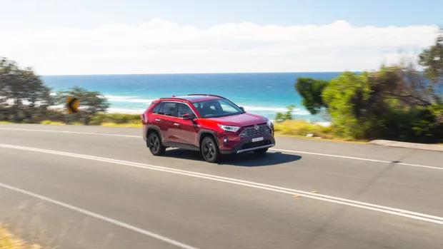 Toyota RAV4 Cruiser FWD Hybrid 2022 front 3/4 driving distance