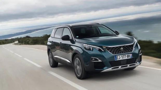 2018 Peugeot 5008 GT-Line green front 3/4 moving
