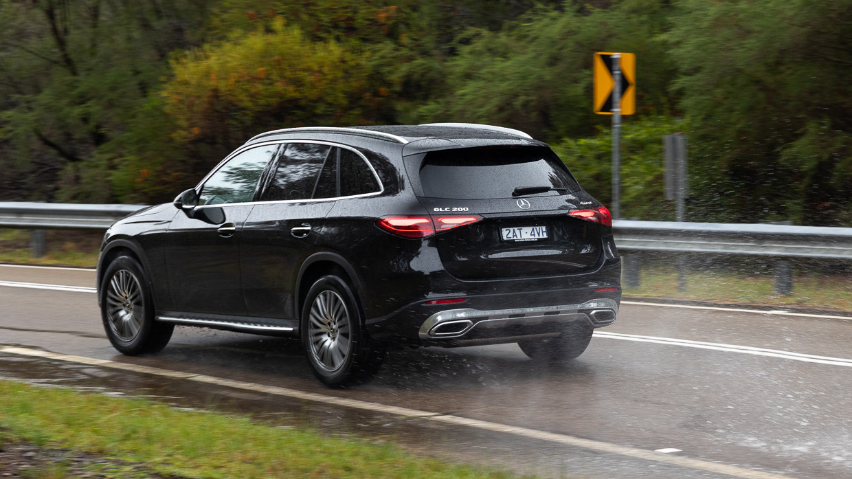 Mercedes-Benz GLC 200 2025 driving 12
