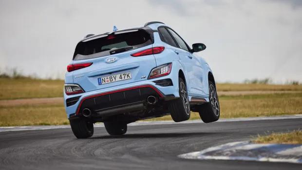 Hyundai Kona N 2022 blue jump