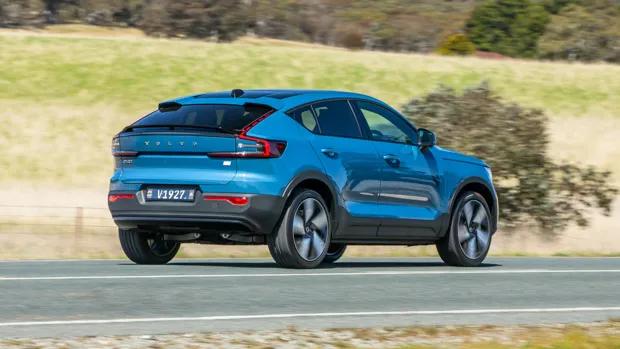 Volvo C40 2023 fjord blue driving
