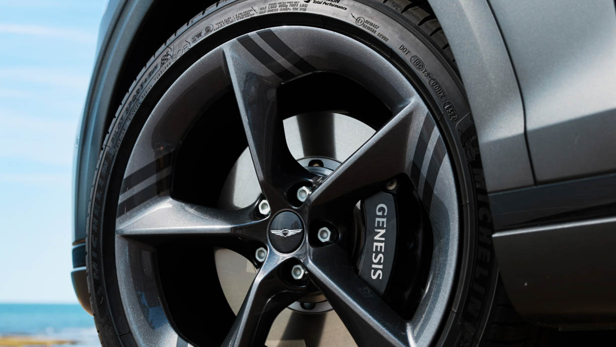 2025 Genesis GV70 Signature Sport alloy wheel detail