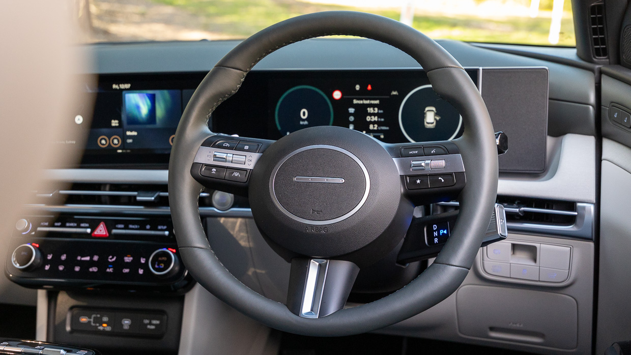 Hyundai Tucson Premium Hybrid 2024 interior steering wheel