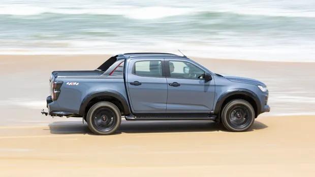 Isuzu D-Max X-Terrain 2023 side driving