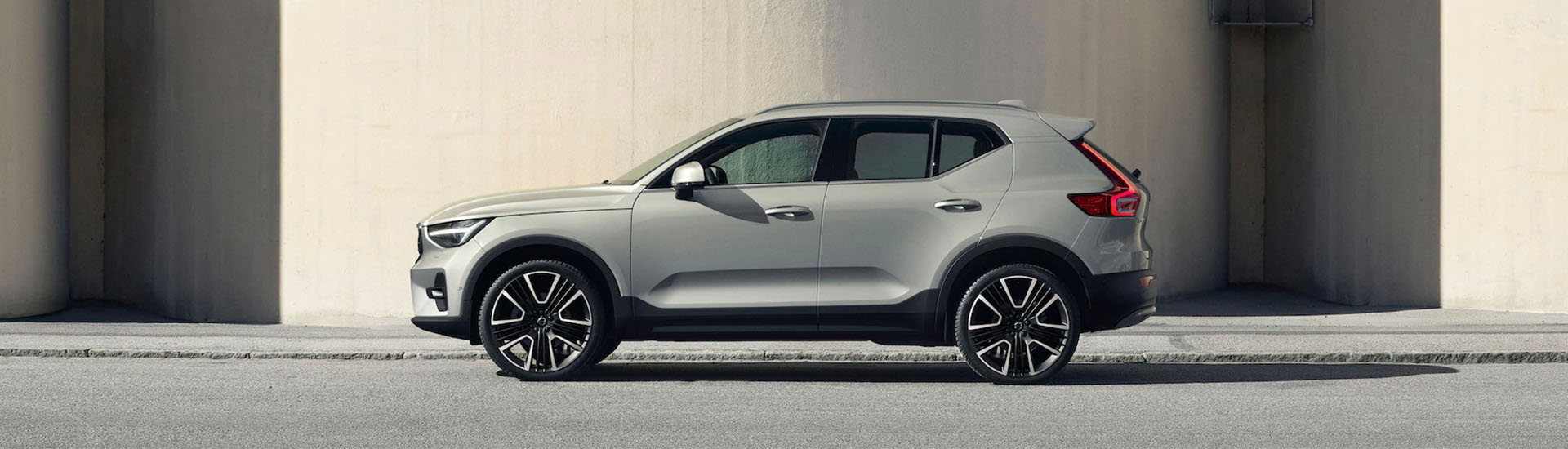 Volvo XC40 2022: facelifted small SUV quietly drops on European configurators