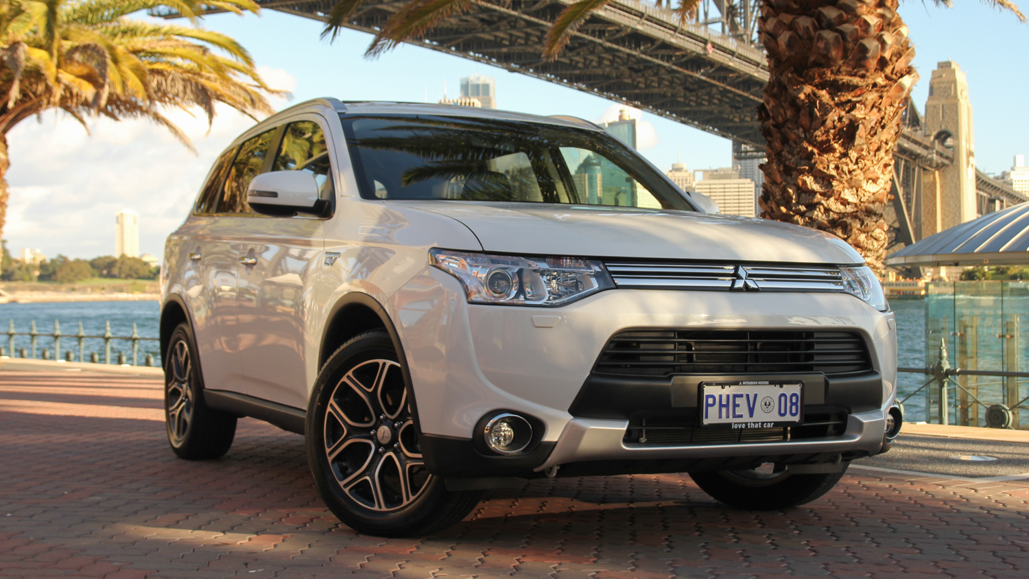 Mitsubishi Outlander PHEV Review 2015