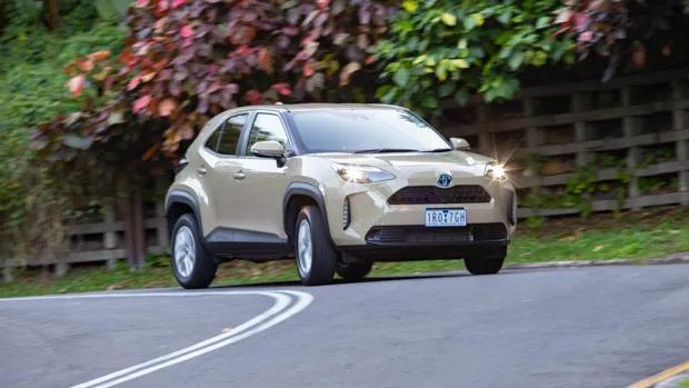 Toyota Yaris Cross GXL Hybrid AWD 2022 front 3/4 driving