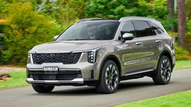 2024 Kia Sorento PE facelift front 3/4 driving shot 2