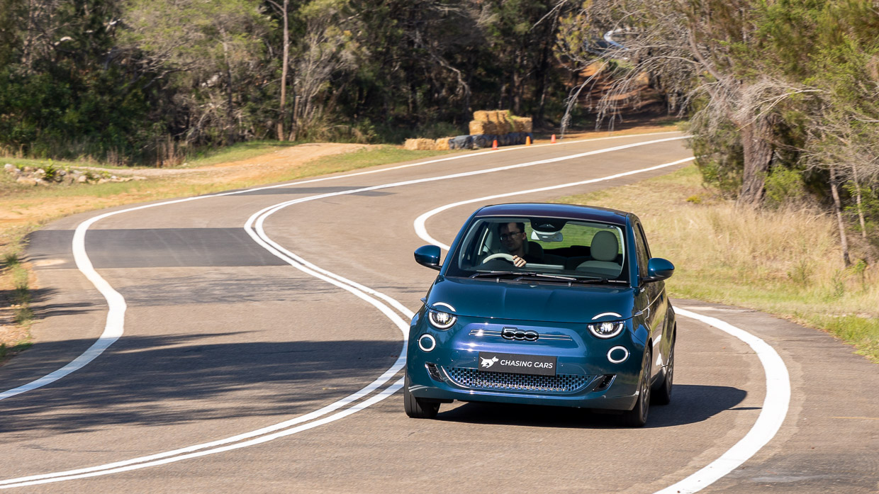 Fiat 500e La Prima 2024 driving 9