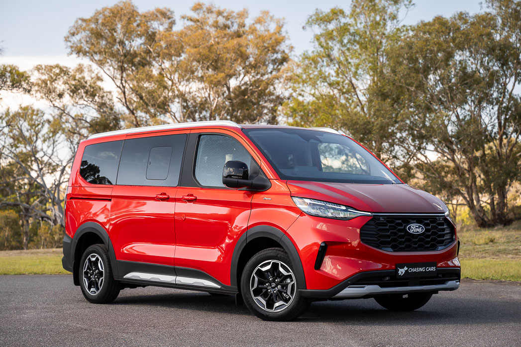 Ford Tourneo Active 2025 front 3/4 2