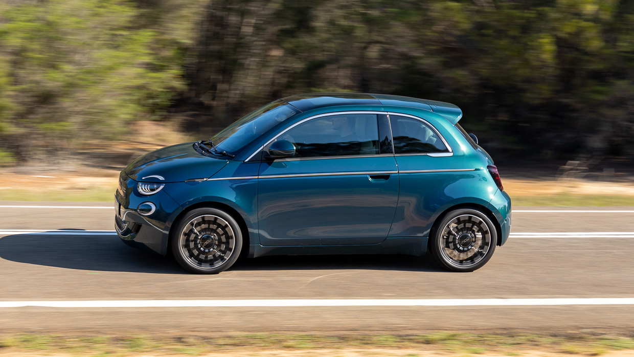 Fiat 500e La Prima 2024 driving 11