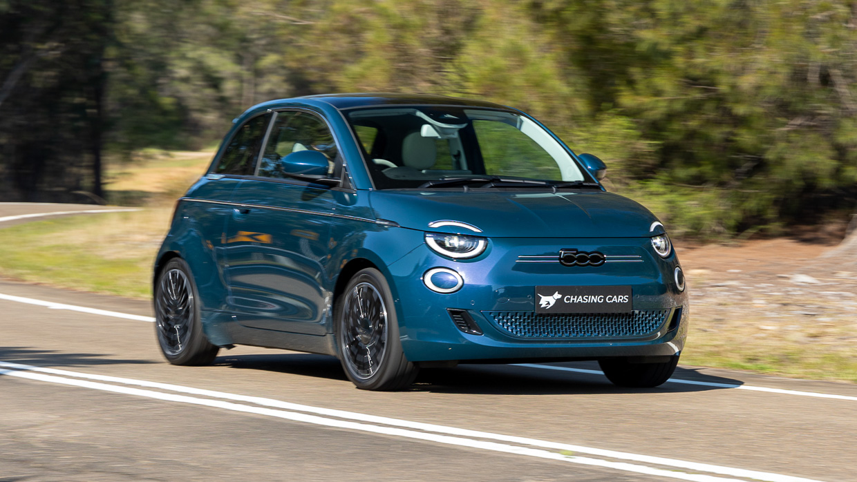 Fiat 500e La Prima 2024 driving front 6