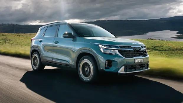 Kia Seltos GT Line 2023 front 3/4 driving