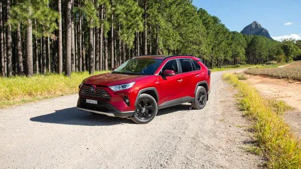 Toyota RAV4 Cruiser FWD Hybrid 2022 front 3/4 distance