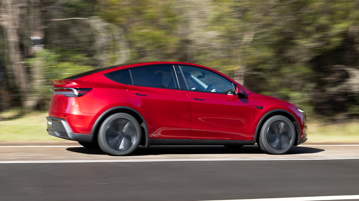 Tesla Model Y RWD 2025 driving 7