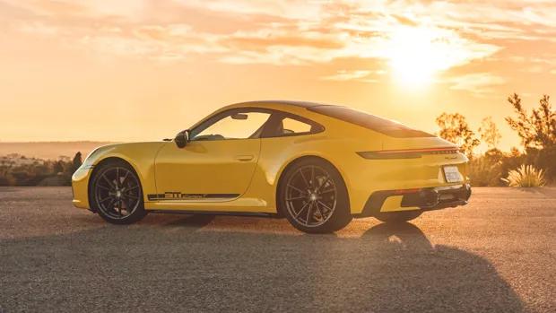 Porsche 911 Carrera T 2023 rear 3/4