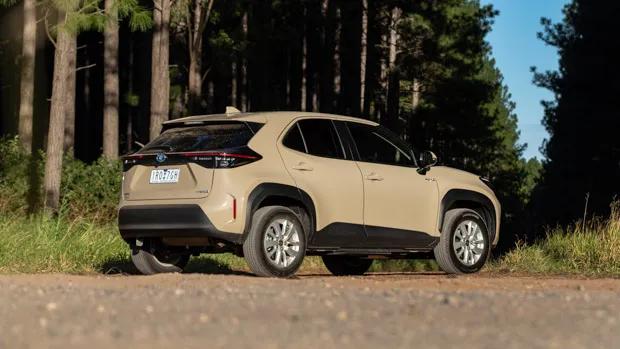 Toyota Yaris Cross GXL Hybrid AWD 2022 rear 3/4