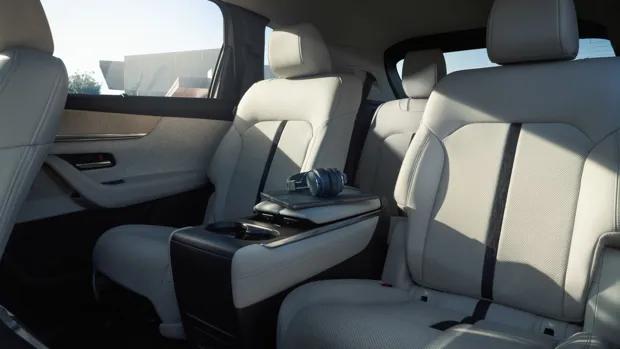 Mazda CX-90 2023 captain's chairs