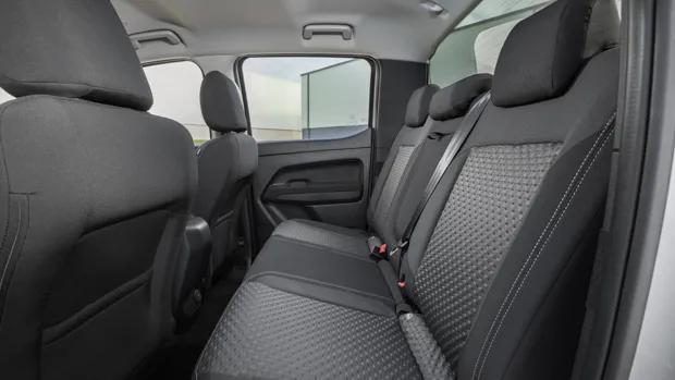 Volkswagen Amarok 2023 Life back seats
