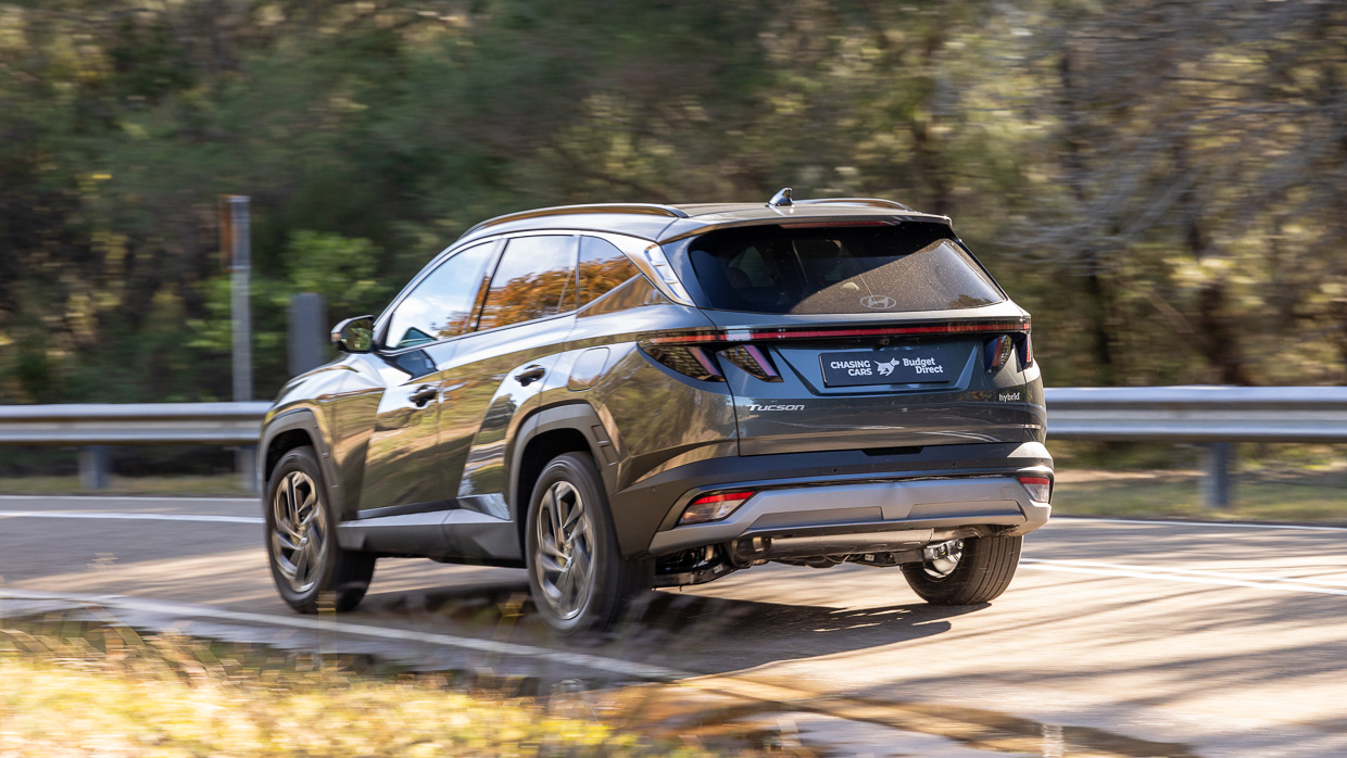 Hyundai Tucson Premium Hybrid 2024 driving rear 4