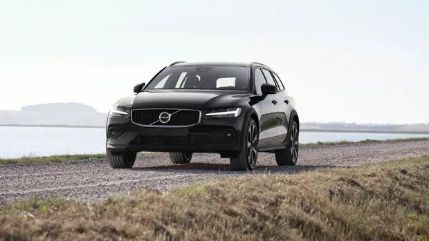 Volvo V60 Cross Country 2022: $3500 price increase for Subaru Outback rival