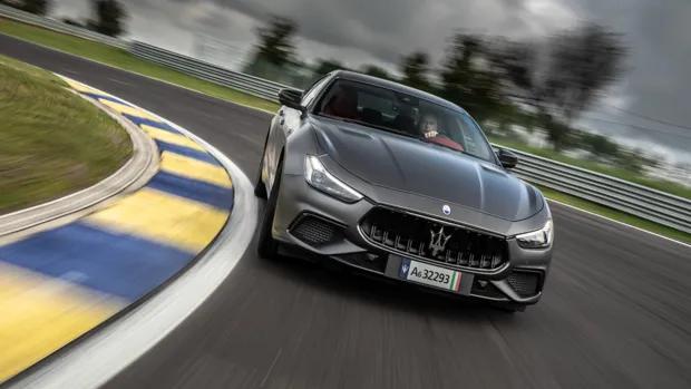 Maserati Ghibli Trofeo 2021 driving