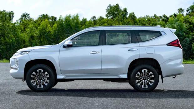 Mitsubishi Pajero Sport side angle