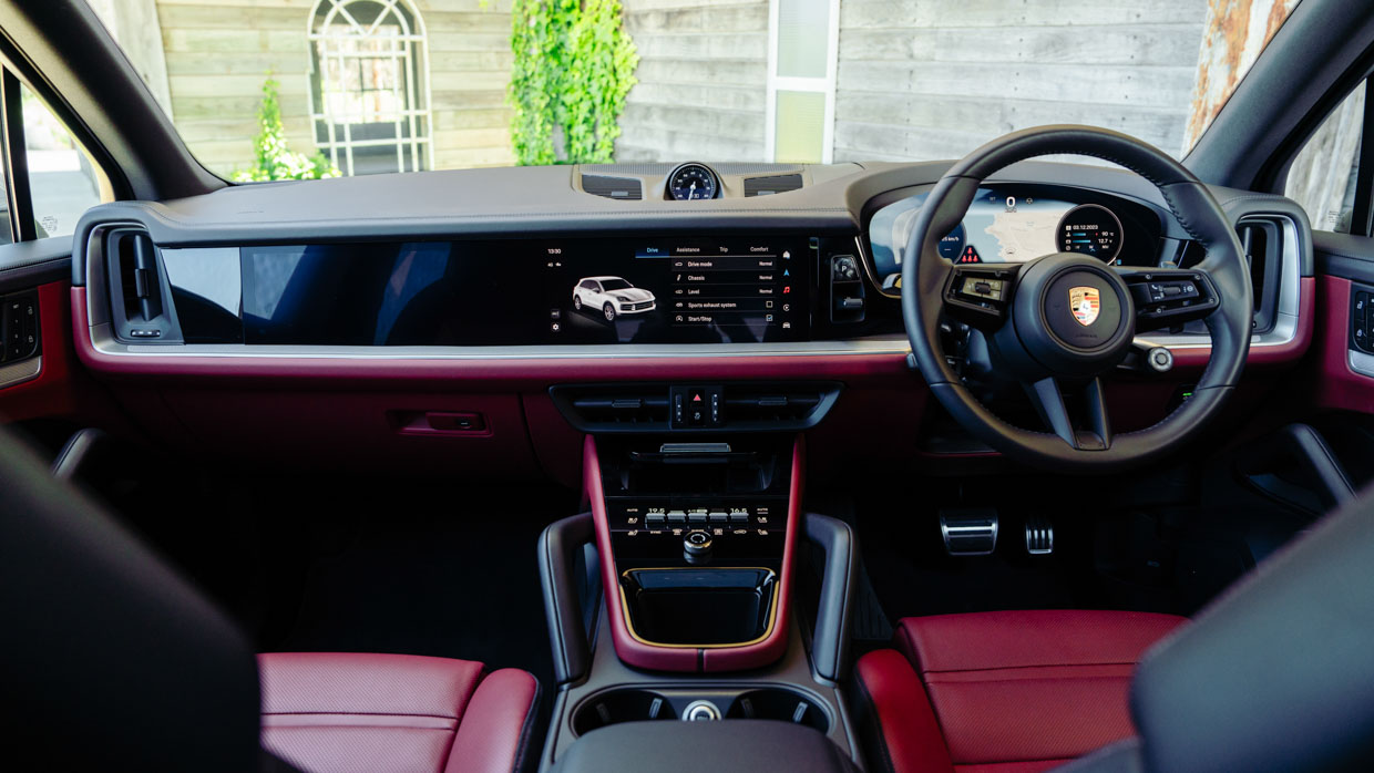 Porsche Cayenne S 2024 interior